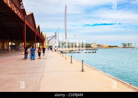 Valence, Espagne - 16 octobre 2021 : promenade du port de Valence. Valence est la troisième municipalité la plus peuplée d'Espagne. Banque D'Images