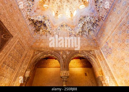 Grenade, Espagne - 20 octobre 2021: L'intérieur du palais de l'Alhambra. Alhambra est un complexe de forteresse situé dans la ville de Grenade, en Andalousie, en Espagne. Banque D'Images