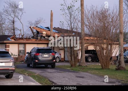 Houston, États-Unis. 28 décembre 2024. Cette photo montre une maison endommagée par la tempête près de Walt Disney Elementary School à Alvin, Texas, États-Unis, 28 décembre 2024. Au moins une personne est morte après de multiples tornades et de violentes tempêtes qui ont déchiré la région métropolitaine de Houston au Texas et plusieurs autres états du sud des États-Unis samedi après-midi, ont indiqué les autorités. POUR ALLER AVEC : '1st LD Writethru : 1 mort alors que les tornades frappent le sud des États-Unis' crédit : Chen Chen/Xinhua/Alamy Live News Banque D'Images