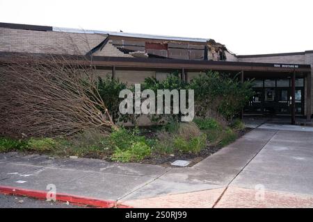Houston, États-Unis. 28 décembre 2024. Cette photo montre les installations endommagées par la tempête de l'école primaire Walt Disney à Alvin, Texas, États-Unis, Dec. 28, 2024. Au moins une personne est morte après de multiples tornades et de violentes tempêtes qui ont déchiré la région métropolitaine de Houston au Texas et plusieurs autres états du sud des États-Unis samedi après-midi, ont indiqué les autorités. POUR ALLER AVEC : '1st LD Writethru : 1 mort alors que les tornades frappent le sud des États-Unis' crédit : Chen Chen/Xinhua/Alamy Live News Banque D'Images