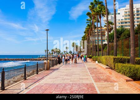 Marbella, Espagne - 24 octobre 2021 : promenade de la plage de Marbella. Marbella est une ville de la province de Malaga en Andalousie, en Espagne. Banque D'Images