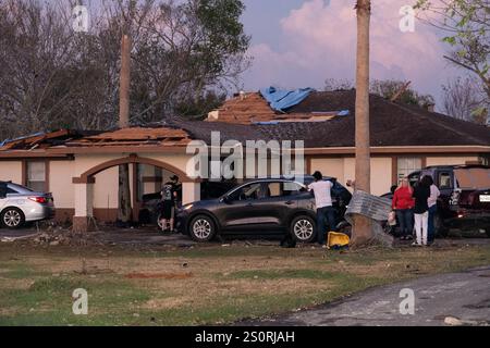 Houston, États-Unis. 28 décembre 2024. Cette photo montre une maison endommagée par la tempête près de Walt Disney Elementary School à Alvin, Texas, États-Unis, 28 décembre 2024. Au moins une personne est morte après de multiples tornades et de violentes tempêtes qui ont déchiré la région métropolitaine de Houston au Texas et plusieurs autres états du sud des États-Unis samedi après-midi, ont indiqué les autorités. POUR ALLER AVEC : '1st LD Writethru : 1 mort alors que les tornades frappent le sud des États-Unis' crédit : Chen Chen/Xinhua/Alamy Live News Banque D'Images