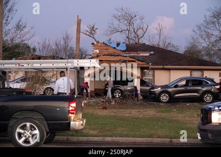 Houston, États-Unis. 28 décembre 2024. Cette photo montre une maison endommagée par la tempête près de Walt Disney Elementary School à Alvin, Texas, États-Unis, 28 décembre 2024. Au moins une personne est morte après de multiples tornades et de violentes tempêtes qui ont déchiré la région métropolitaine de Houston au Texas et plusieurs autres états du sud des États-Unis samedi après-midi, ont indiqué les autorités. POUR ALLER AVEC : '1st LD Writethru : 1 mort alors que les tornades frappent le sud des États-Unis' crédit : Chen Chen/Xinhua/Alamy Live News Banque D'Images
