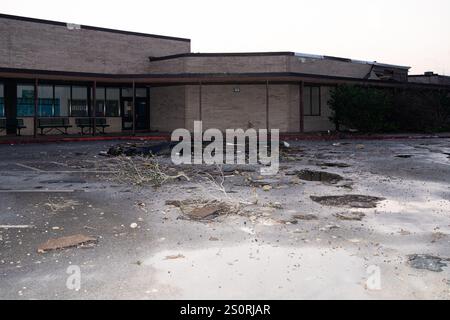 Houston, États-Unis. 28 décembre 2024. Cette photo montre les installations endommagées par la tempête de l'école primaire Walt Disney à Alvin, Texas, États-Unis, Dec. 28, 2024. Au moins une personne est morte après de multiples tornades et de violentes tempêtes qui ont déchiré la région métropolitaine de Houston au Texas et plusieurs autres états du sud des États-Unis samedi après-midi, ont indiqué les autorités. POUR ALLER AVEC : '1st LD Writethru : 1 mort alors que les tornades frappent le sud des États-Unis' crédit : Chen Chen/Xinhua/Alamy Live News Banque D'Images
