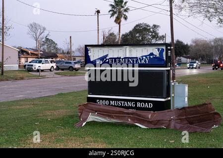 Houston, États-Unis. 28 décembre 2024. Cette photo montre les installations endommagées par la tempête de l'école primaire Walt Disney à Alvin, Texas, États-Unis, Dec. 28, 2024. Au moins une personne est morte après de multiples tornades et de violentes tempêtes qui ont déchiré la région métropolitaine de Houston au Texas et plusieurs autres états du sud des États-Unis samedi après-midi, ont indiqué les autorités. POUR ALLER AVEC : '1st LD Writethru : 1 mort alors que les tornades frappent le sud des États-Unis' crédit : Chen Chen/Xinhua/Alamy Live News Banque D'Images