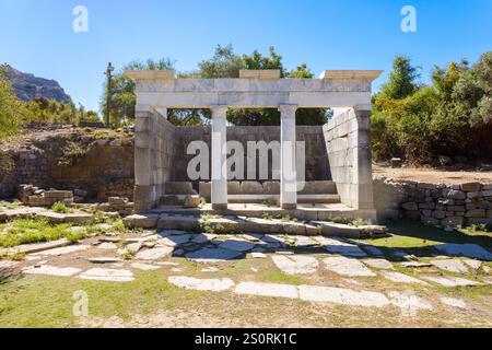 Le bâtiment de la fontaine est en ruines dans la ville antique de Kaunos. Kaunos est situé près de la ville de Dalyan dans la province de Mugla, en Turquie. Banque D'Images