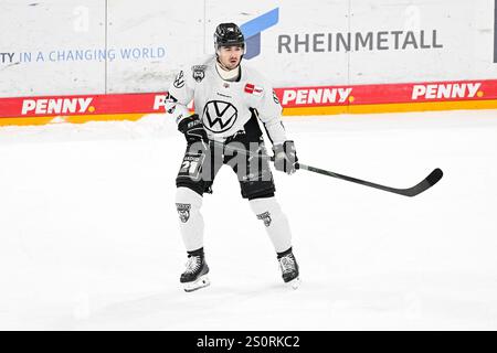 Eishockey DEL - 24/25 - 31. Spieltag : Düsseldorfer EG vs Grizzlys Wolfsburg AM 28.12.2024 im PSD Bank Dome in Düsseldorf Wolfsburgs Nicholas Caamano (Nr.27) Foto : osnapix Banque D'Images