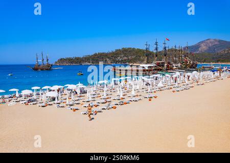 Oludeniz, Turquie - 13 juillet 2022 : plage d'Oludeniz. Oludeniz ou Blue Lagoon est une station balnéaire située dans le district de Fethiye, dans la province de Mugla, en Turquie. Banque D'Images