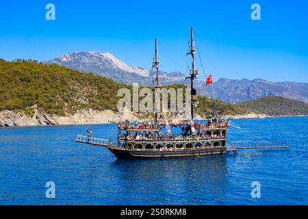 Oludeniz, Turquie - 13 juillet 2022 : bateau touristique près de la plage Oludeniz dans le district de Fethiye en Turquie Banque D'Images