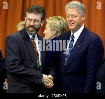 Photo du dossier datée du 12/12/00 du président américain Bill Clinton (à droite) saluant alors le président du Sinn Fein Gerry Adams au Guinness Storehouse à Dublin. Le procureur général des États-Unis a tenté de bloquer le leader du Sinn Fein Gerry Adams de la collecte de fonds aux États-Unis en 1995, comme le montrent les nouveaux disques. Les documents contenus dans la publication annuelle des documents des Archives nationales de Dublin montrent que Janet Reno, la procureure générale de l'époque, voulait empêcher M. Adams de collecter des fonds parce qu'il croyait que l'IRA essayait toujours de se procurer des armes. Date d'émission : dimanche 29 décembre 2024. Banque D'Images