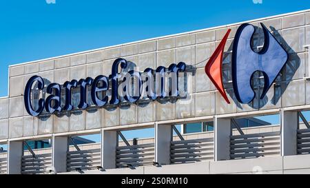 Madrid, Espagne, 21 décembre 2024 : marque de l'hyperdrive Carrefour internationalement reconnu d'origine française. Banque D'Images