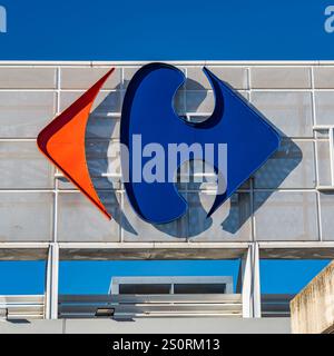 Madrid, Espagne, 21 décembre 2024 : logo de la chaîne d'hypermarchés Carrefour sur la Plaza Norte Madrid. Banque D'Images