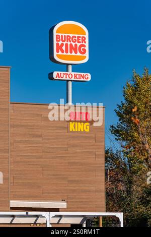 Madrid, Espagne, le 21 décembre 2024 : signe TOTEM avec le signe des restaurants Burger King sur la Plaza Norte Madrid. Banque D'Images