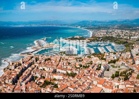 Port d'antibes vue panoramique aérienne. Antibes est une ville située sur la côte d'Azur ou Côte d'Azur en France. Banque D'Images