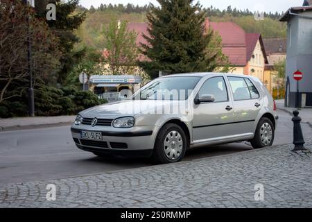 POLANICA-ZDROJ, POLOGNE - 27 AVRIL 2018 : voiture Volkswagen Golf Mk4 argentée garée dans la rue Banque D'Images