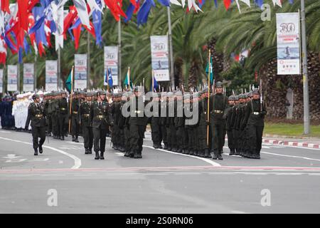 ISTANBUL, TURKIYE - 30 AOÛT 2024 : les soldats marchent pendant l'anniversaire du défilé du jour de la victoire turque du 30 août sur l'avenue Vatan Banque D'Images