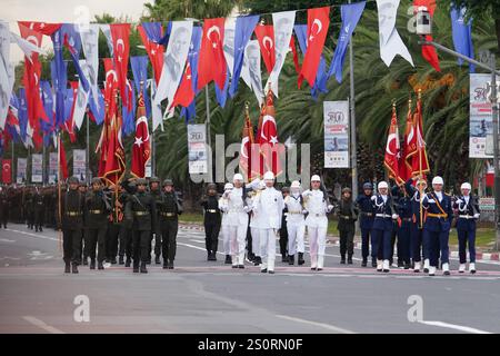 ISTANBUL, TURKIYE - 30 AOÛT 2024 : les soldats marchent pendant l'anniversaire du défilé du jour de la victoire turque du 30 août sur l'avenue Vatan Banque D'Images