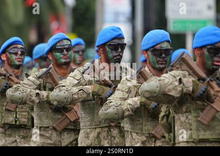 ISTANBUL, TURKIYE - 30 AOÛT 2024 : les soldats marchent pendant l'anniversaire du défilé du jour de la victoire turque du 30 août sur l'avenue Vatan Banque D'Images