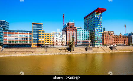 Ou Medienhafen media Harbour est une zone portuaire à Dusseldorf city en Allemagne Banque D'Images