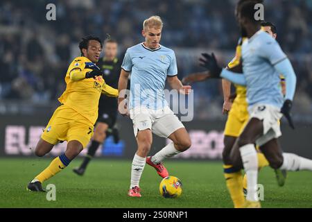 Rome, Italie. 28 décembre 2024. Gustav Isaksen (Lazio)Juan Cuadrado (Atalanta) lors du match italien de Serie A entre Lazio 1-1 Atalanta au stade Olimpic le 28 décembre 2024 à Roma, Italie. Crédit : Maurizio Borsari/AFLO/Alamy Live News Banque D'Images