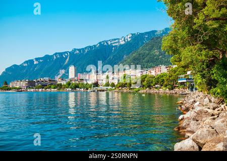 Port de Montreux avec yachts et bateaux vue panoramique. Montreux est une ville sur le Lac Léman au pied des Alpes en Suisse. Banque D'Images
