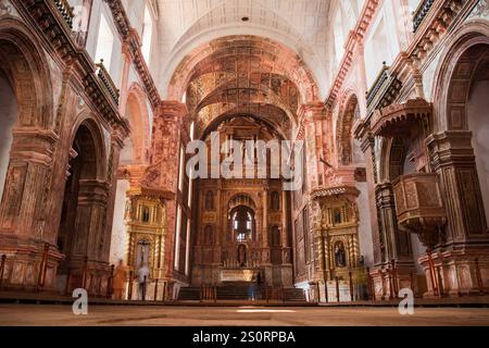 GOA, INDE - 28 février 2012 : l'intérieur de l'église catholique à Old Goa en Inde Banque D'Images