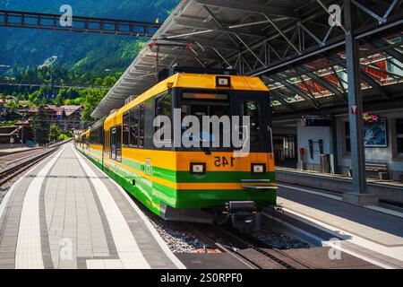 WENGEN, SUISSE - 14 JUILLET 2019 : train à la gare de Wengen dans le district d'Interlaken, canton de Berne en Suisse Banque D'Images