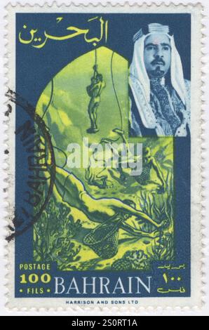 BAHREÏN - 1966 janvier : 100 fils bleu foncé et jaune timbre-poste représentant un portrait de l'émir Cheikh Isa bin Salman bin Hamad Al Khalifa et Pearl divers (Pearl-fisher). La chasse aux perles, également connue sous le nom de pêche perlière ou perlière, est l'activité consistant à récupérer ou tenter de récupérer des perles de mollusques sauvages, habituellement des huîtres ou des moules, en mer ou en eau douce. La chasse aux perles a été répandue dans la région du golfe Persique et au Japon pendant des milliers d'années Banque D'Images