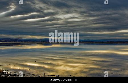 Findhorn Moray Coast Scotland une marée basse les sables et la rivière de la grande baie sur un après-midi d'hiver Banque D'Images