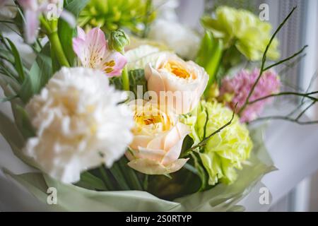 Arrangement floral vibrant avec une variété de fleurs colorées Banque D'Images