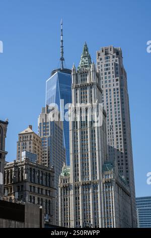 Gratte-ciel historiques et contemporains vus dans le centre-ville de Manhattan, New York Banque D'Images