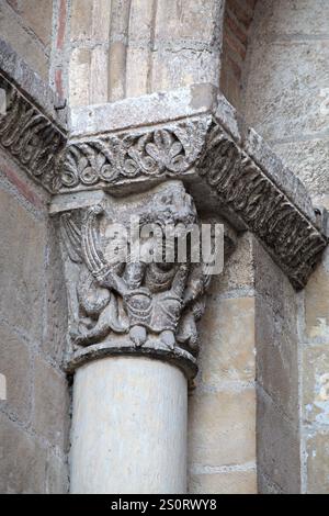 Une sculpture détaillée sur un pilier de la basilique Saint-Sernin à Toulouse met en valeur l'art de l'époque médiévale. Banque D'Images