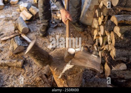 Plan d'action de fendillement de bois de chauffage avec une hache Banque D'Images
