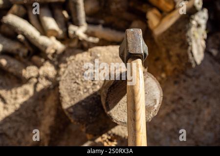 Vue de haut en bas d'une hache dans un Stump d'arbre pour hacher du bois de chauffage Banque D'Images