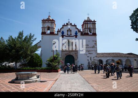 Teotitlan del Valle, Oaxaca/Mexique ; 1er octobre 2023 : un groupe d'une communauté indigène d'Oaxaca célèbre un enterrement dans les rues d'une ville. Banque D'Images