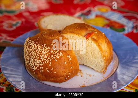 Pain de jaune d'oeuf d'Oaxaca décoré de chiffres alfeñique pour le jour des morts. Banque D'Images