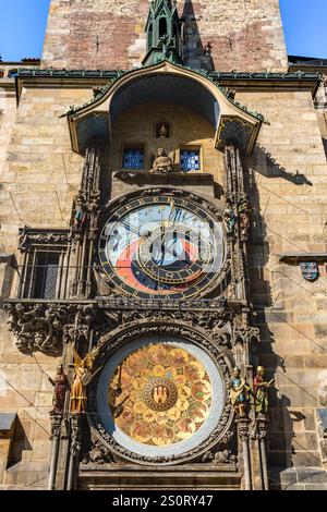 L'horloge astronomique de Prague ou Prague Orloj, horloge médiévale qui date du XVe siècle, attachée à l'ancien hôtel de ville de Prague, en Tchéquie Banque D'Images