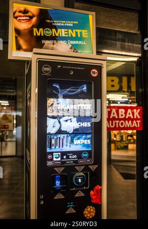 29.12.2024, Handenberg, AUT, Unterwegs in Oberösterreich, Themenbild, Verschiedene Themenbilder, Symbolbild, Rauchen, Zigaretten, im Bild ein Zigarettenautomat, Digitaler Zigarettenautomat, numérique, Feature, Automat, Zigaretten, Automat, Zigarettenautomat, Hinweisschilder, Verkaufsstelle, Geschaeft, Laden, Tabakindustrie, Tabakprodukte, Rauchen, Rauchwaren, Tabakwaren, Tabak, E-Zigarette, Snus, e-Zigarette, *** 29 12 2024, Handenberg, AUT, sur la route en haute-Autriche, image à thème, diverses images à thème, image à symbole, fumer, cigarettes, dans l'image un distributeur de cigarettes, Digita Banque D'Images