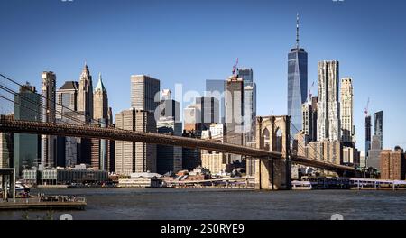 Une vue panoramique sur les gratte-ciel de New York, avec le pont de Brooklyn au premier plan et divers gratte-ciel, dont One World Trade Centre Banque D'Images