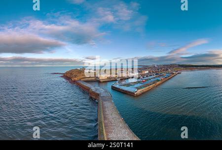 Burghead Moray Coast Scotland les maisons et les bateaux de pêche dans le port Banque D'Images