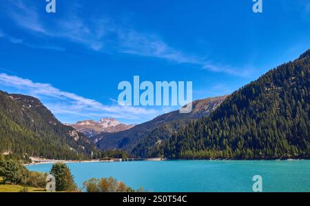 Réservoir Sufnersee sur la rivière Hinterrhein en Suisse entouré de montagnes. Banque D'Images