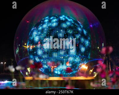 Spectacle son et lumière dans une grande boule de cristal au Festival des fleurs de l'ASEAN dans la province de Chiang Rai, Thaïlande Banque D'Images