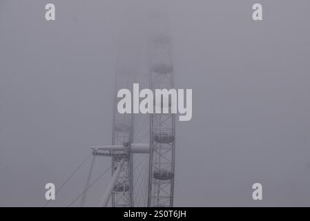 Londres, Angleterre, Royaume-Uni. 29 décembre 2024. Le London Eye disparaît alors que le brouillard épais descend sur la capitale. (Crédit image : © Vuk Valcic/ZUMA Press Wire) USAGE ÉDITORIAL SEULEMENT! Non destiné à UN USAGE commercial ! Banque D'Images