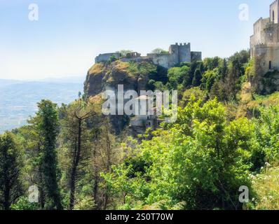 Murs médiévaux en pierre et tours du château de Vénus sur le mont Erice, destination touristique et touristique. Sicile, Italie. Banque D'Images