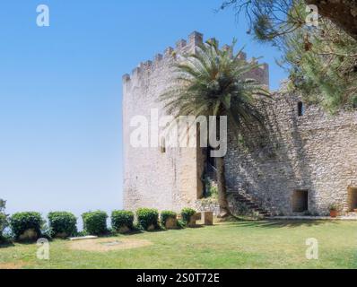 Anciens murs du château de Vénus sur le mont Erice, Trapani , destination touristique. Sicile, Italie. Copier l'espace Banque D'Images