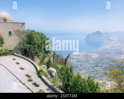 Vue depuis le château médiéval de Vénus perché au sommet du mont Erice, entouré d'une végétation luxuriante avec la ville et la mer Tyrrhénienne en arrière-plan. Sicile, Ital Banque D'Images