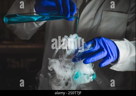 Une femme scientifique effectuant une réaction organique dans des conditions fumantes dans un laboratoire. Fumées, radioactives, fluorescence. Un arrière-plan noir d'espace de copie. Banque D'Images