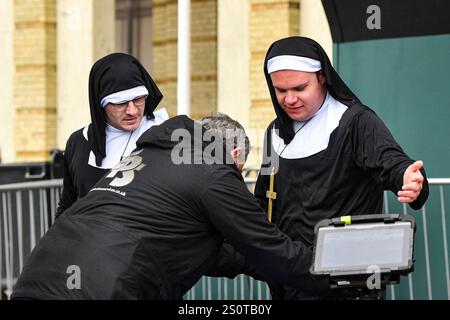 Alexandra Palace, Londres, Royaume-Uni. 29 décembre 2024. 2024/25 PDC Paddy Power World Darts Championships jour 12 ; même les religieuses sont recherchées avant d'être autorisées dans Credit : action plus Sports/Alamy Live News Banque D'Images