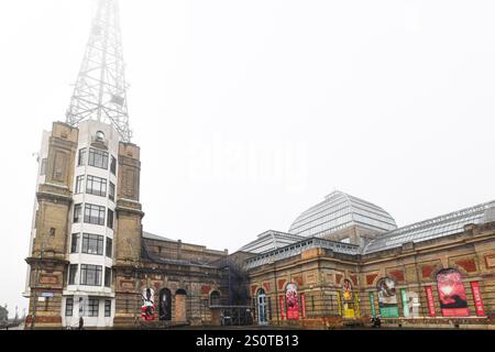 Alexandra Palace, Londres, Royaume-Uni. 29 décembre 2024. 2024/25 PDC Paddy Power World Darts Championships Day 12 ; le Palais Alexandra, enveloppé de brouillard crédit : action plus Sports/Alamy Live News Banque D'Images
