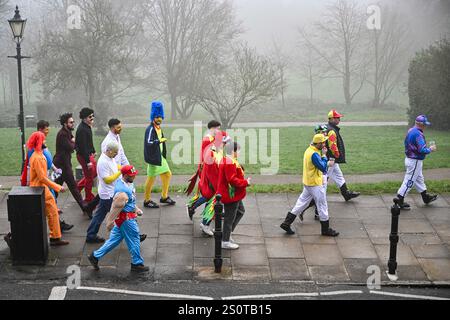 Alexandra Palace, Londres, Royaume-Uni. 29 décembre 2024. 2024/25 PDC Paddy Power World Darts Championships Day 12 ; Un flux de fans en tenue de fantaisie marchent à l'Alexandra Palace crédit : action plus Sports/Alamy Live News Banque D'Images
